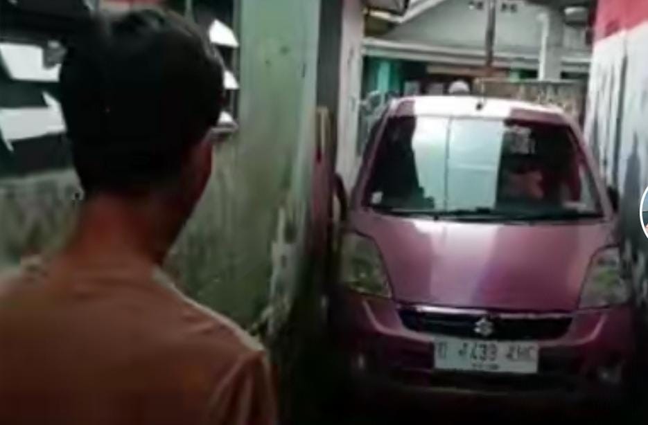 Viral Mobil Berusaha Keluar dari Gang Kecil, Terjebak Gara-Gara Google Maps  