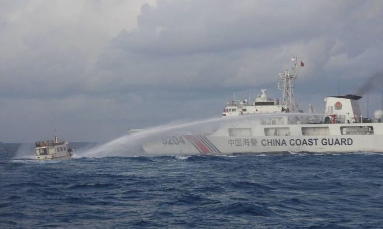 Kapal Dinaiki Panglima Angkatan Bersenjata Filipina Diserang Meriam Air oleh Armada China