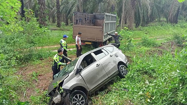Kecelakaan di Tanah Laut, Sigra Tabrak Pohon, 3 Penumpang dan Sopir Dilarikan ke RS
