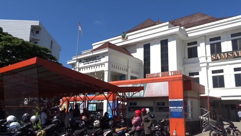 Program Pemutihan Denda Pajak Kendaraan di Jabar, Ribuan Warga Antusias Datangi Kantor Samsat