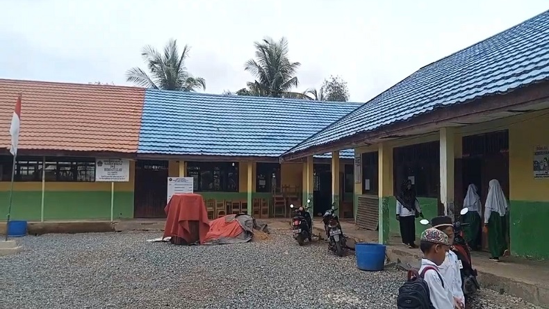 Lantai 2 Ruang Kelas MI Hidayatullah Bumi Makmur Tanah Laut Ambles, Puluhan Murid Diliburkan