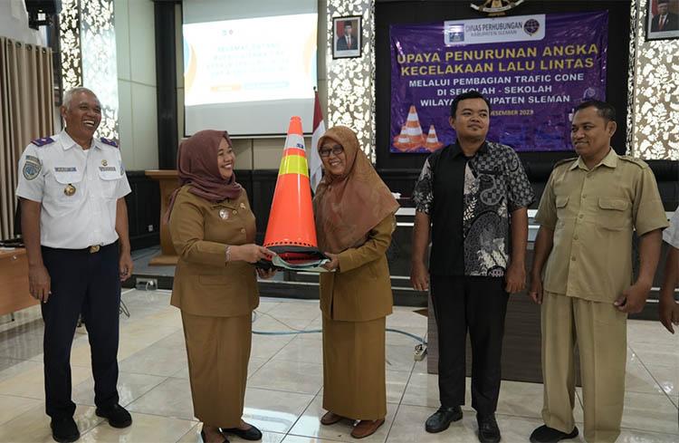 Cegah Kecelakaan Lalu Lintas, Pemkab Sleman Bagikan Traffic Cone ke Sekolah