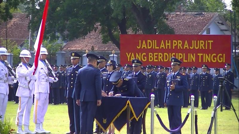Wakasau Marsdya TNI A Gustaf Brugman Lantik 158 Perwira Lulusan Setukpa TNI AU 