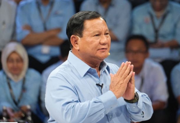 Gimik Prabowo Manyun Bibir ke Anies saat Bahas Demokrasi di Debat Capres 2024