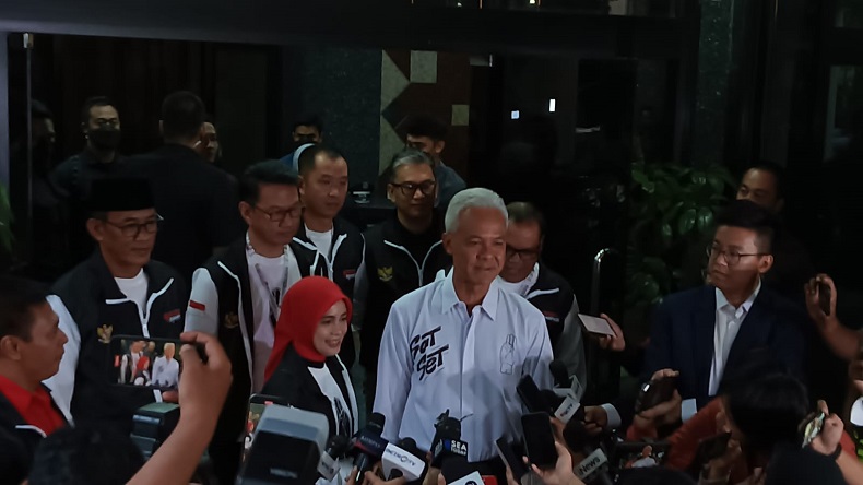 Debat Capres 2024: Ganjar Pakai Kemeja 'Sat Set', Mahfud 'Tas Tes'
