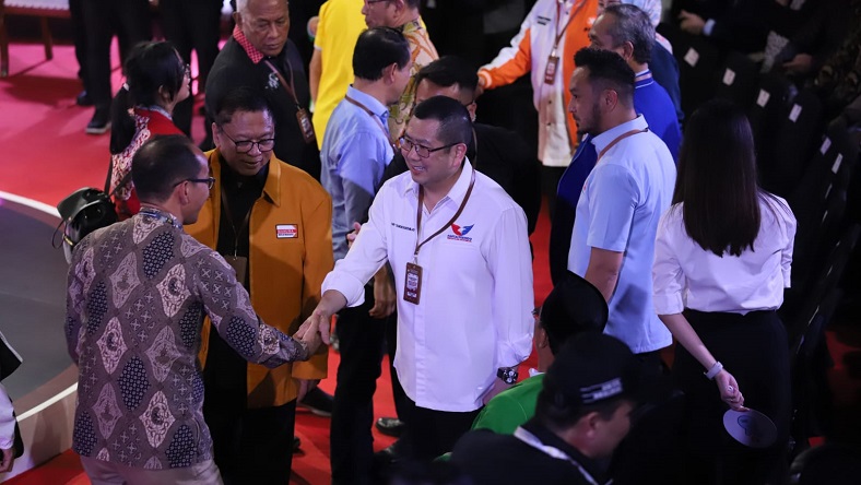 Senyum Hary Tanoesoedibjo Dampingi Ganjar-Mahfud di Debat Capres 2024
