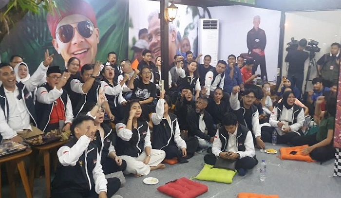 Nobar Debat Capres di Media Center TPN Ganjar-Mahfud, Pendukung Nyanyikan Yel-yel hingga Indonesia Raya