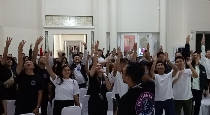 Meriahnya Nobar Capres-Cawapres di Posko Tengku Umar, Pendukung Pamer Salam 3 Jari