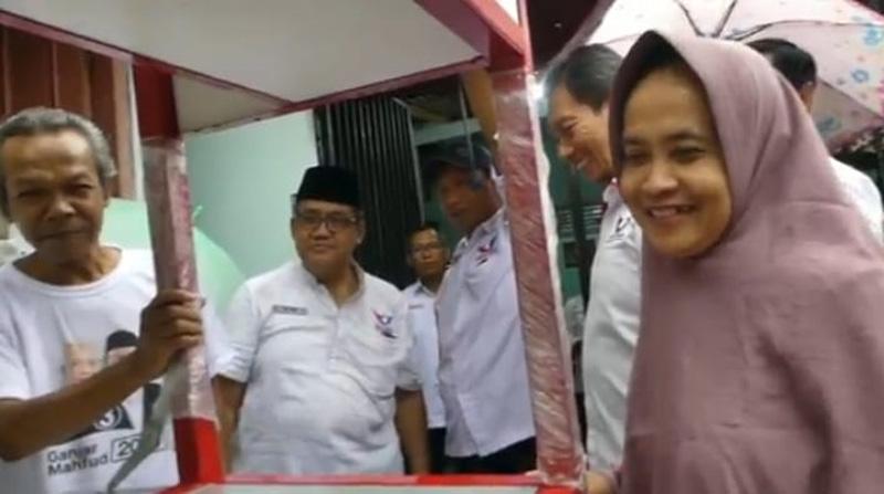  Suami Istri Penjual Gorengan dan Nasgor di Banyumas Semringah Dapat Gerobak Perindo