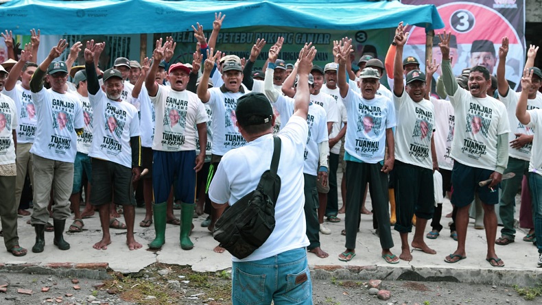 Petani Pendukung Ganjar Pranowo Gotong Royong Normalisasi Saluran Irigasi Pertanian