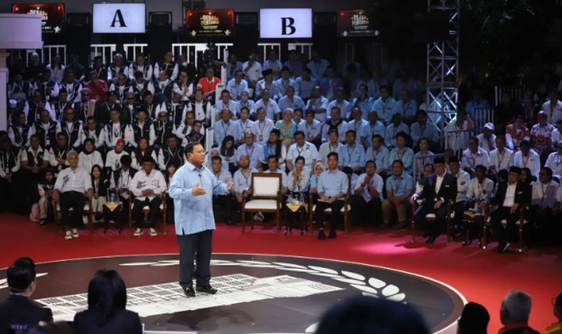 Momen Prabowo Tos dengan Ganjar di Debat Capres