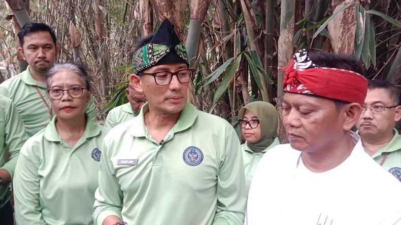 Upaya Kurangi Emisi Karbon, Sandiaga Uno Tanam 100 Pohon di Udjo Ecoland Bandung