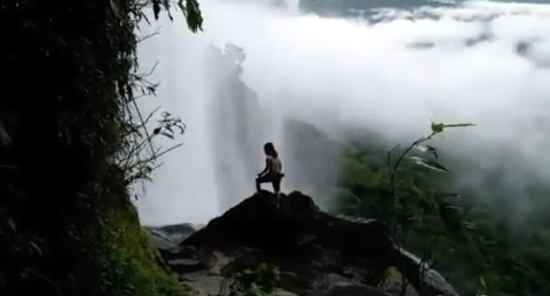 Surga Tersembunyi di Kalimantan Barat, Punya Air Terjun Cantik Berselimut Hamparan Awan