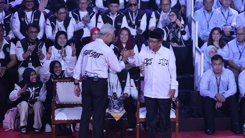 Momen Ganjar-Mahfud Tos ala Anak Muda, Disambut Antusias Ratusan Pendukung