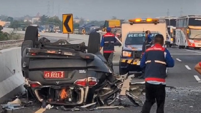 Kecelakaan di Tol Pasuruan, Pajero Pelat Merah Terbalik usai Tabrak Truk