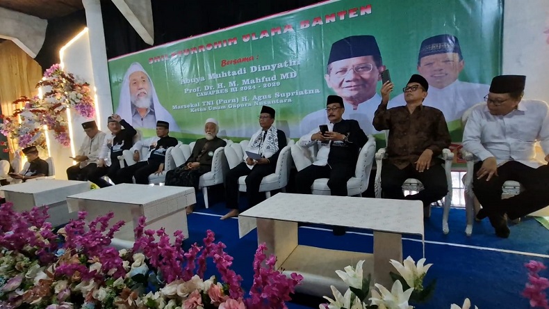 Mahfud MD Kunjungi Kediaman Abuya Muhtadi di Banten, Disambut Hangat Para Santri