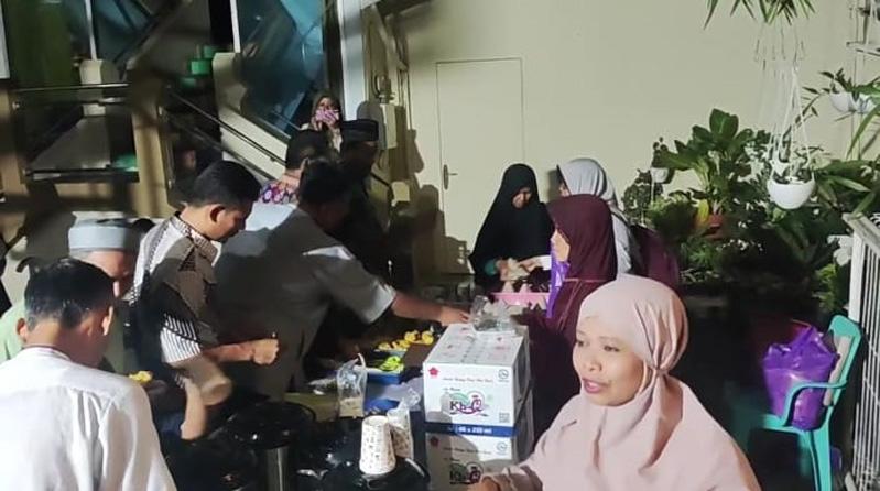 Asyiknya Nobar Debat Capres di Pati, Kongkow Sambil Menikmati Menu Angkringan Gratis