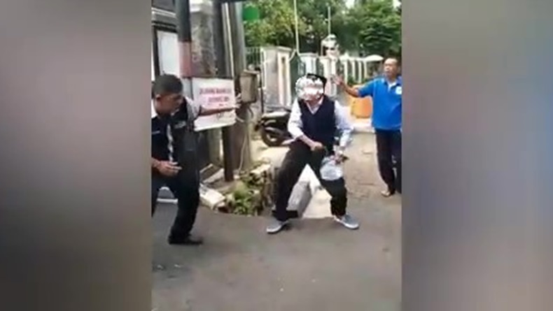 Viral, Kakek Serang Petugas Kejari Purwakarta Pakai Badik dan Batu