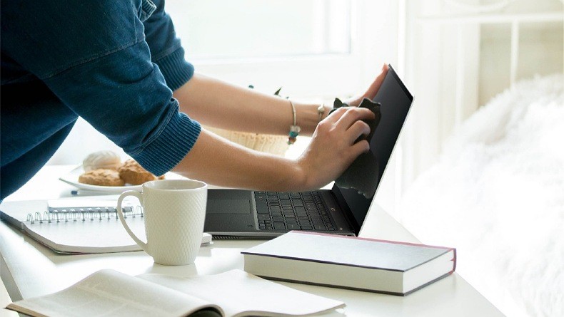 Cara Membersihkan Laptop dari Debu dengan Tepat agar Tak Cepat Rusak