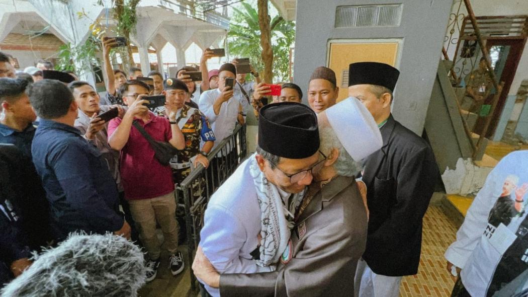 Mahfud MD Dapat Doa Khusus dari Abuya Muhtadi saat Kunjungi Banten