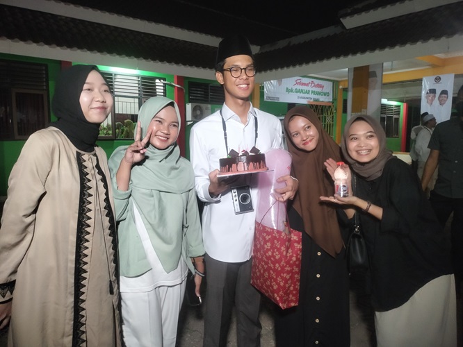 Alam Ganjar Diberi Hadiah Ultah oleh Santriwati Ponpes Nurul Huda Bekasi, Begini Suasananya