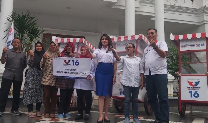 Penjual Nasi Pecel di Surabaya Semringah Dapat Bantuan Gerobak Partai Perindo