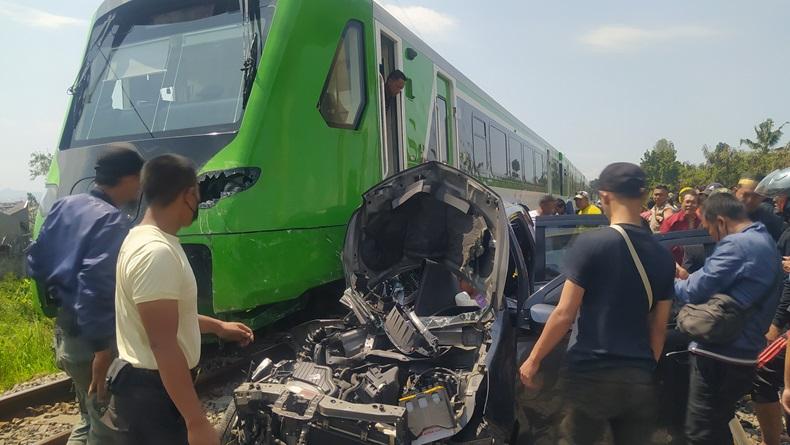 Minibus Tertabrak Feeder Whoosh di Ngamprah KBB, Kapolres Cimahi: Terseret 500 Meter