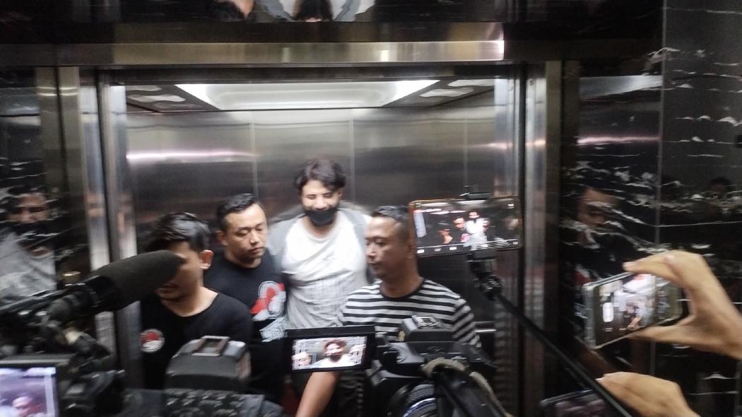 Tangan Diborgol, Begini Kondisi Ammar Zoni saat Jalani Pemeriksaan Kesehatan 