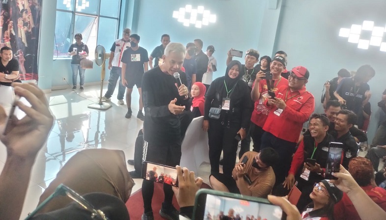 Temui Relawan, Ganjar Cerita soal Baliho Kampanye di Bali hingga Sumut Dicopot