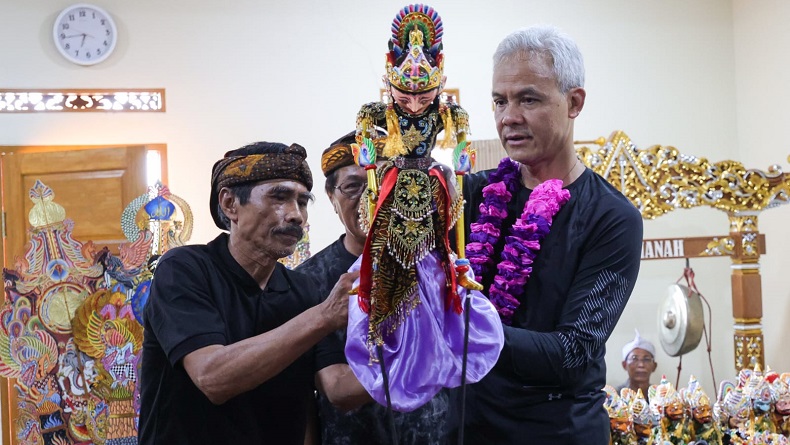 Ganjar Bertemu Ketua Persatuan Pedalangan Indonesia, Dapat Wayang Penuh Makna