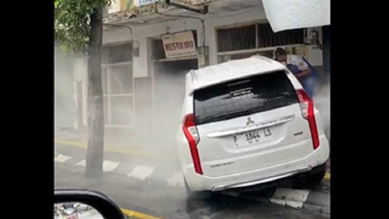 Kecelakaan di Jember, Pajero Sport Tabrak Toko Jamu