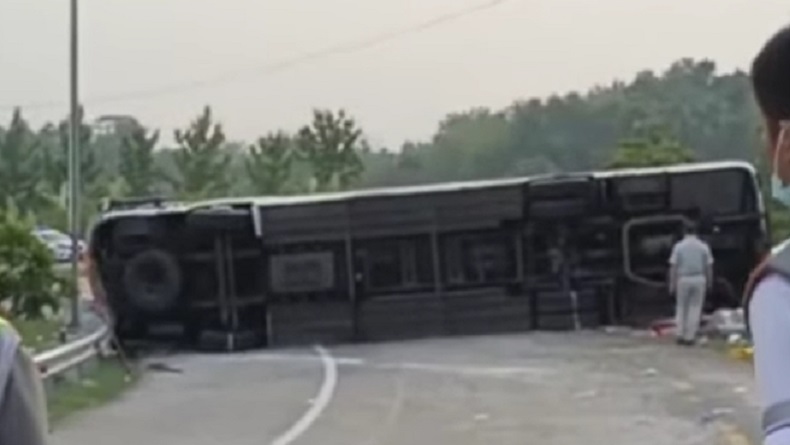 Bus Terguling di Km 73 Tol Cipali Purwakarta Angkut 18 Orang dari Yogyakarta ke Bogor