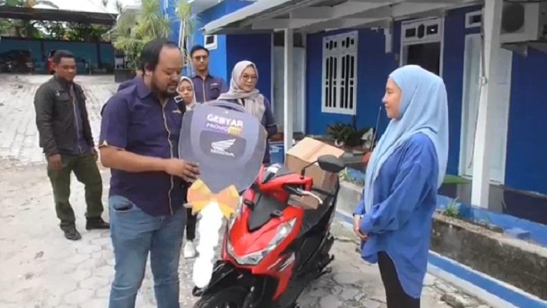 MNC Finance Pangkalan Bun Berikan Hadiah Motor ke Debitur dalam Royal Customer 2023