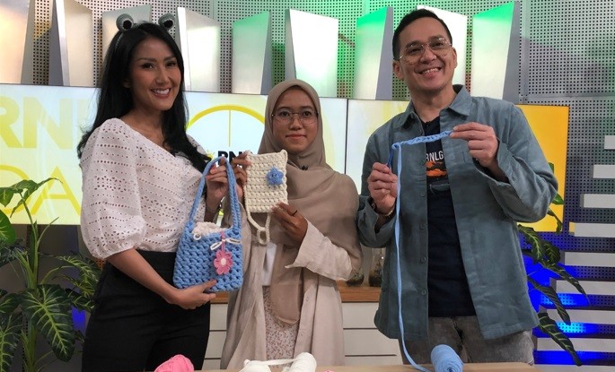 Bukan hanya Orang Tua, Merajut Kini Tren di Kalangan Anak Muda