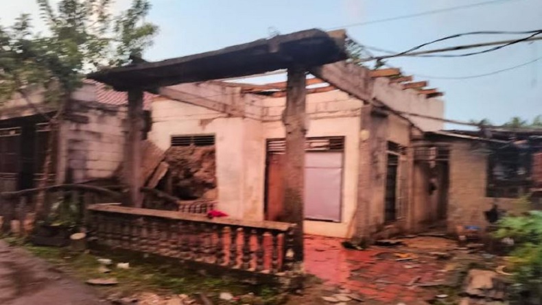 Puting Beliung Rusak 12 Rumah Warga di Sawangan Depok, 1 Orang Luka Tertimpa Asbes