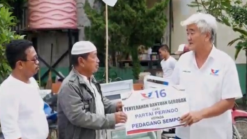 Bantu Pedagang, Caleg Partai Perindo Nataliano Ovani Tambajong Bagikan Gerobak Gratis di Balikpapan