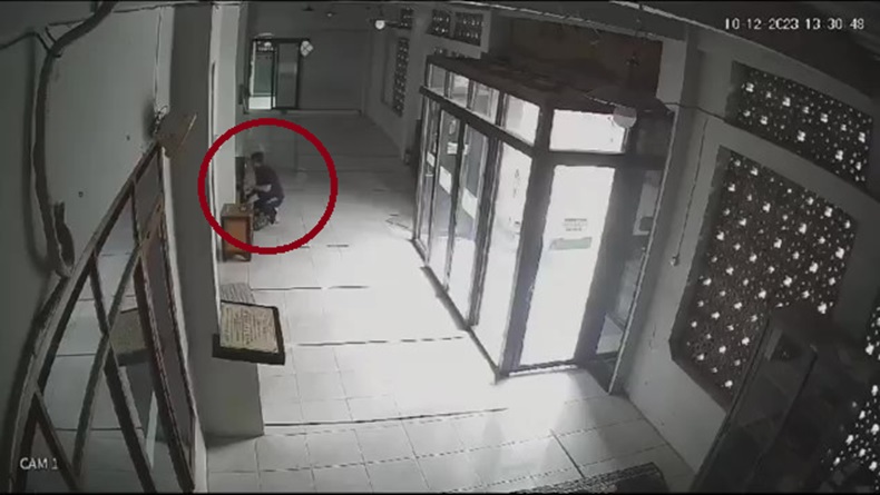 Terekam CCTV Pria di Bandung Bobol 13 Kotak Amal Masjid, Gasak Rp20 Juta