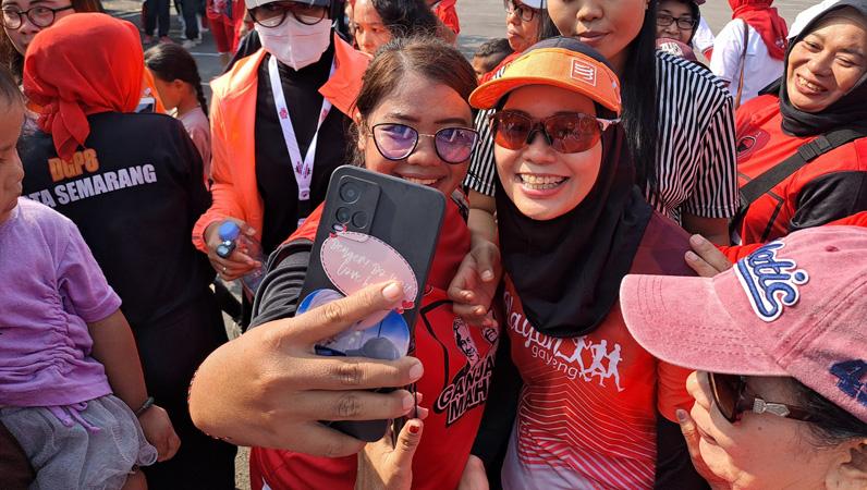 Atikoh Ganjar Senam Bareng Emak-emak di TPD Ganjar-Mahfud Jateng: The Power of Emak-emak