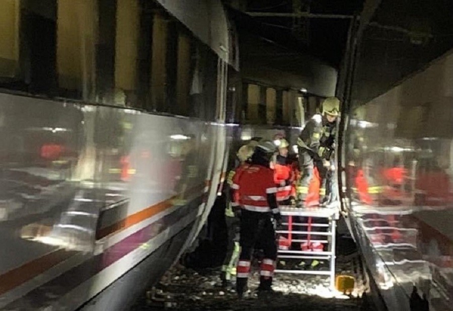 Dua Kereta Penumpang Tabrakan, Belasan Orang Jadi Korban