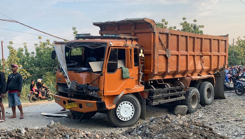 Truk Tronton Terguling Timpa Pemotor di Parungpanjang, Ibu-Anak Tewas