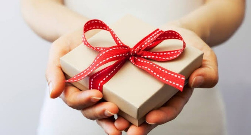 15 Kado Sederhana tapi Berkesan di Hari Spesial, Unik Ada Teh hingga Tas Kosmetik