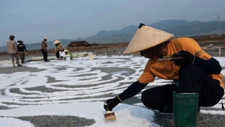 Bukan karena Alien, Ini Fakta Menarik Lukisan Batik Raksasa di Tambak Garam yang Bikin Heboh