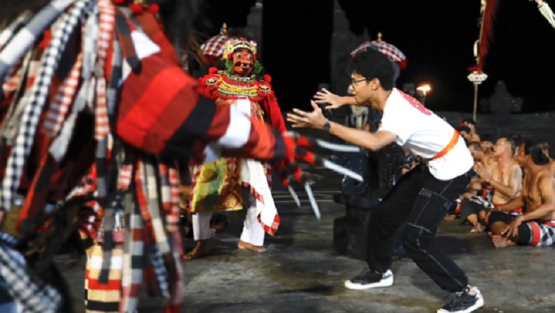Menari Kecak Bersama Seniman Uluwatu Bali, Kesan Alam Ganjar: Luar Biasa