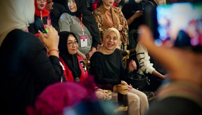 Atikoh Ganjar Safari Politik di Madiun, Salam 3 Jari Selamatkan Demokrasi Bergema