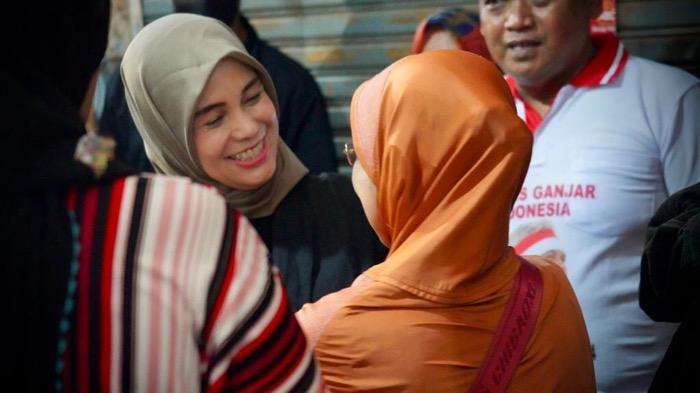 Atikoh Dapat Pantun dari Pedagang saat Blusukan ke Pasar: Ada Ganjar, Ngapain Cari yang Lain