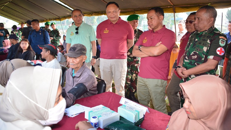Panglima TNI Gelar Baksos di KBB, Bagikan Ribuan Paket Sembako dan Beri Pengobatan Gratis