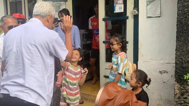 Momen Ganjar Akrab dengan Anak-anak hingga Tenangkan Balita yang Menangis