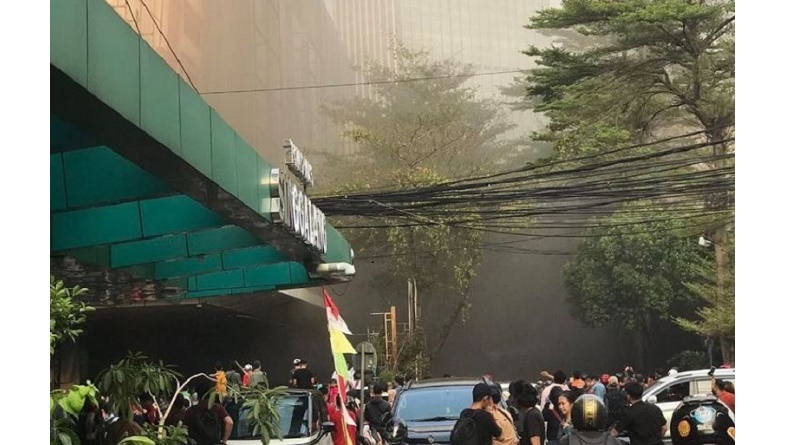 Kebakaran Rooftop Blok M Square, Pengunjung dan Pedagang Panik Berhamburan