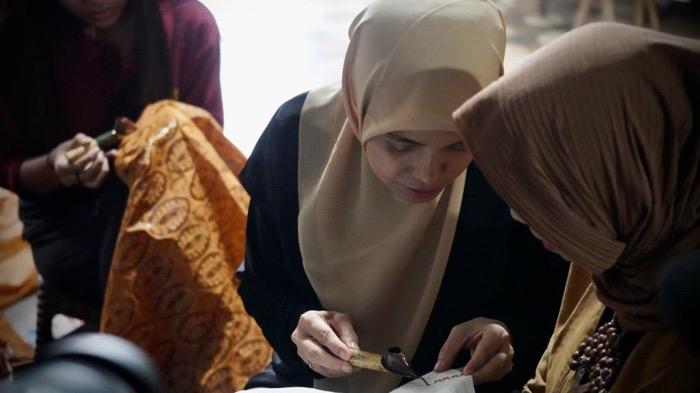 Siti Atikoh Apresiasi Industri Kreatif Batik Terapkan Eco Friendly