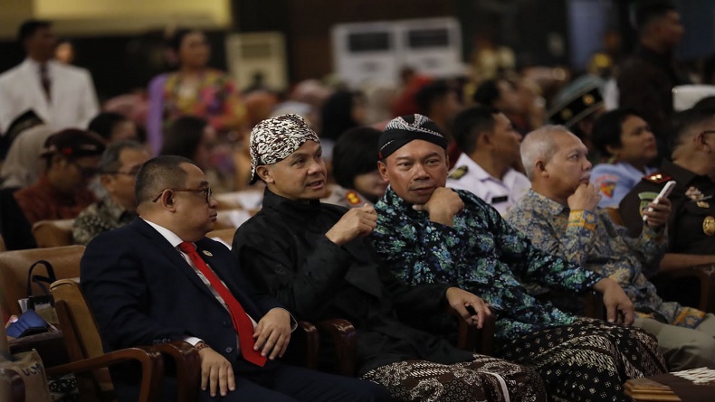 Ganjar Ajak Perguruan Tinggi Manfaatkan Bonus Demografi saat Hadiri Dies Natalis Ke-74 UGM